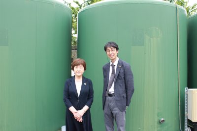 岸田千代子氏と上田先生の写真です