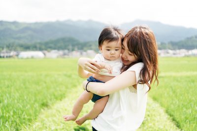 女性と子供の触れ合い写真